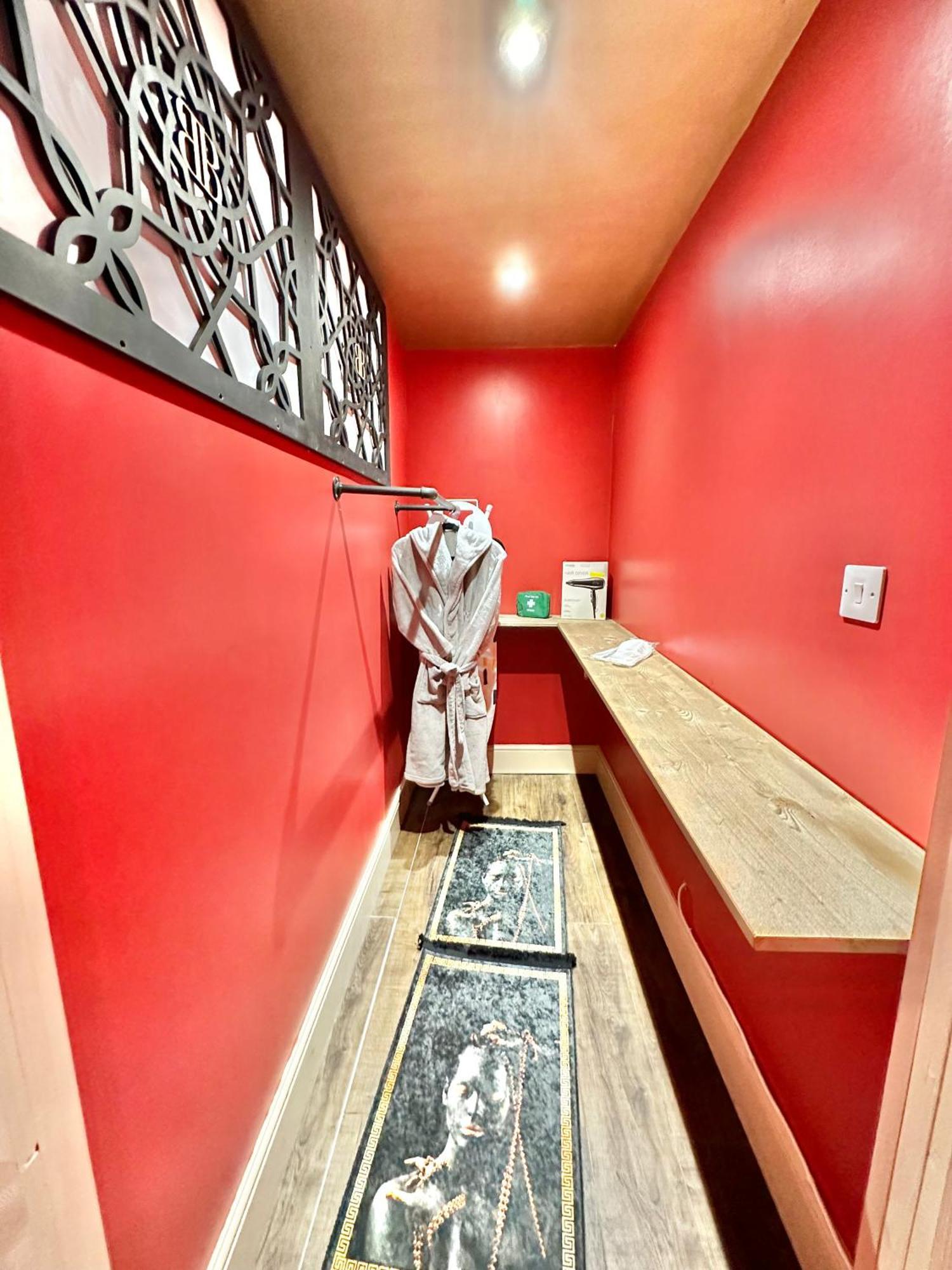 Beyond - Romantic Basement Apartment - Close To Beach - With Parking Μπόρνμουθ Εξωτερικό φωτογραφία