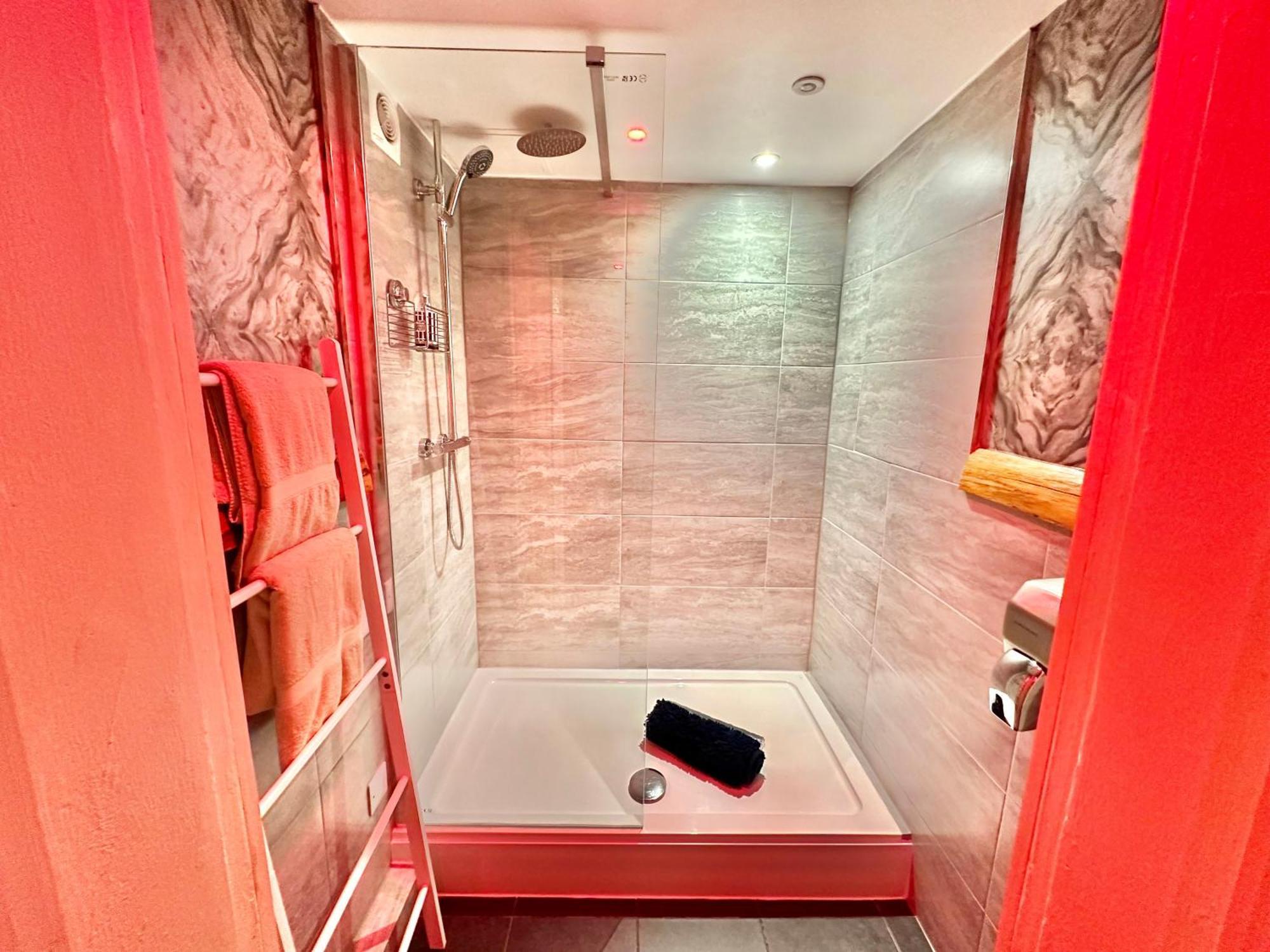Beyond - Romantic Basement Apartment - Close To Beach - With Parking Μπόρνμουθ Εξωτερικό φωτογραφία