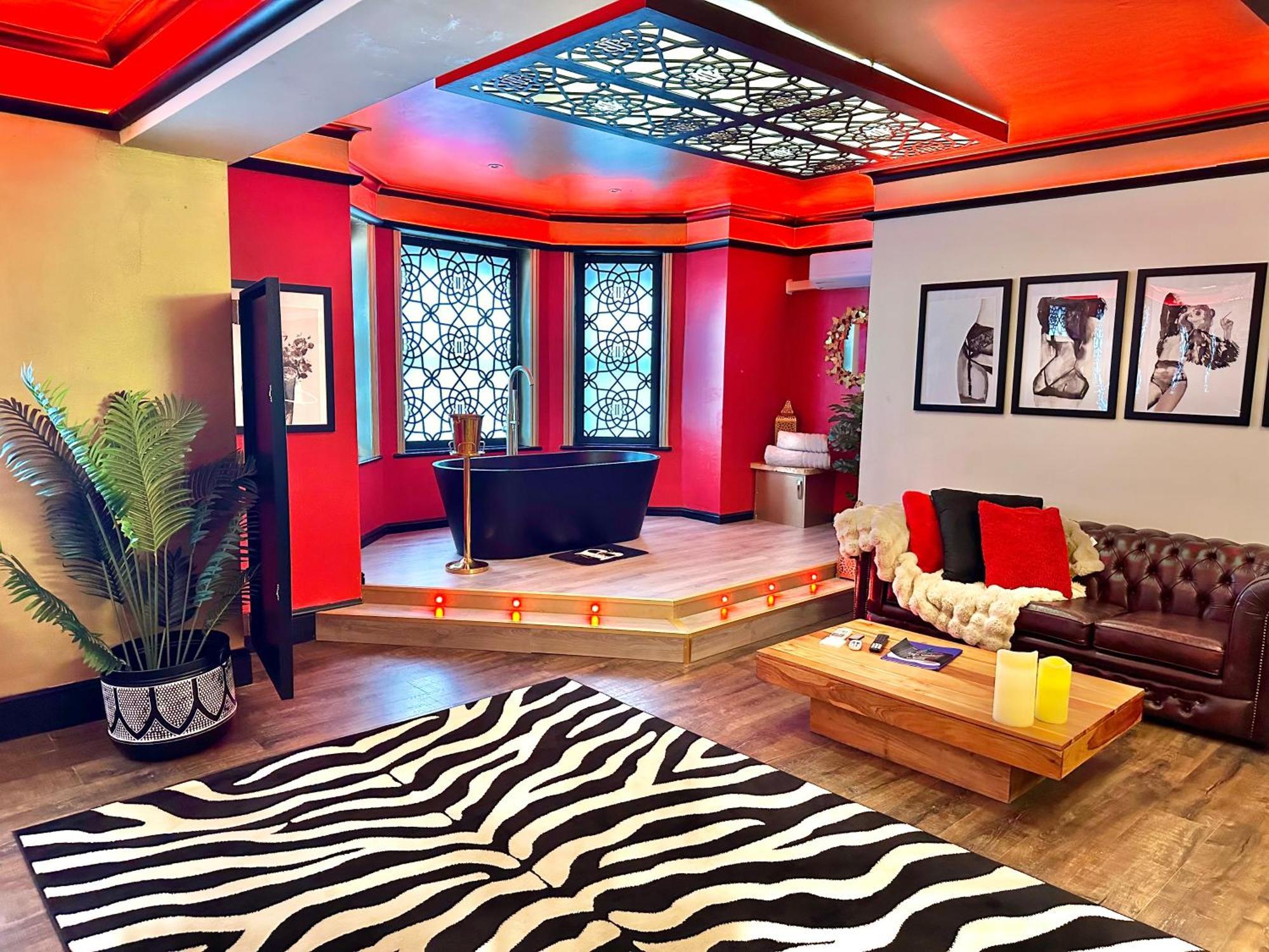 Beyond - Romantic Basement Apartment - Close To Beach - With Parking Μπόρνμουθ Εξωτερικό φωτογραφία