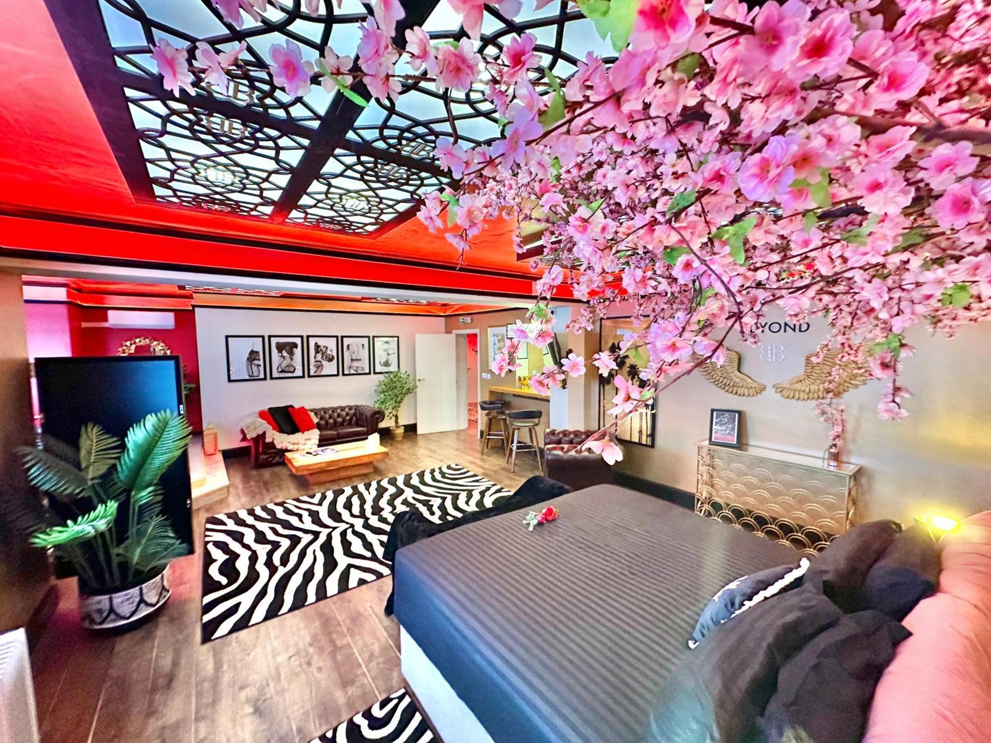 Beyond - Romantic Basement Apartment - Close To Beach - With Parking Μπόρνμουθ Εξωτερικό φωτογραφία
