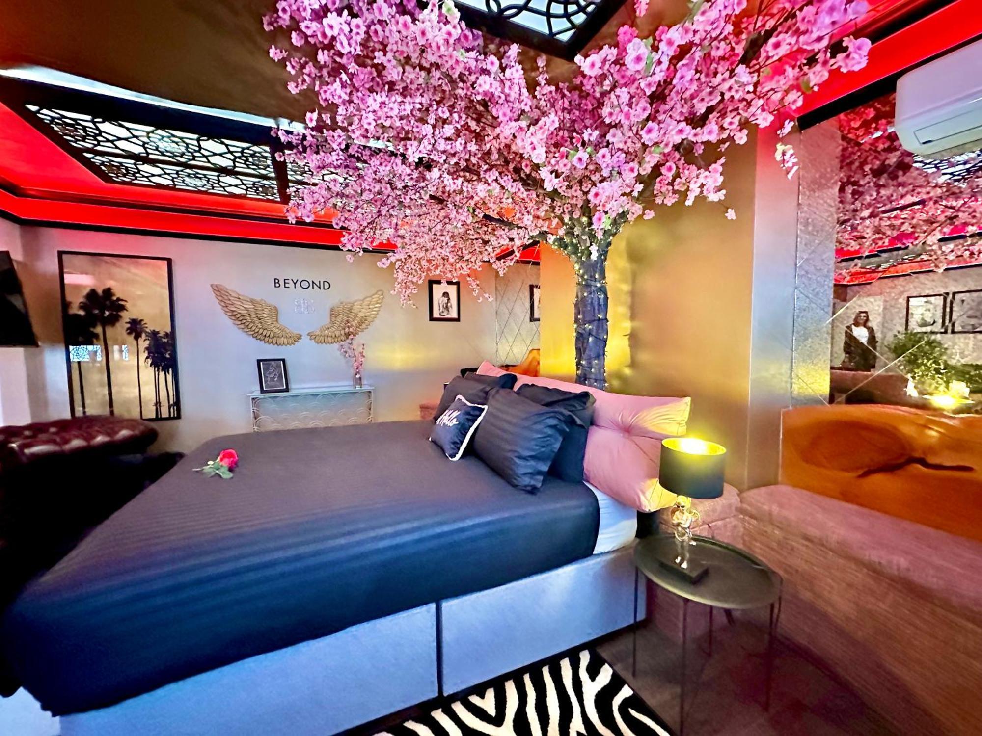 Beyond - Romantic Basement Apartment - Close To Beach - With Parking Μπόρνμουθ Εξωτερικό φωτογραφία