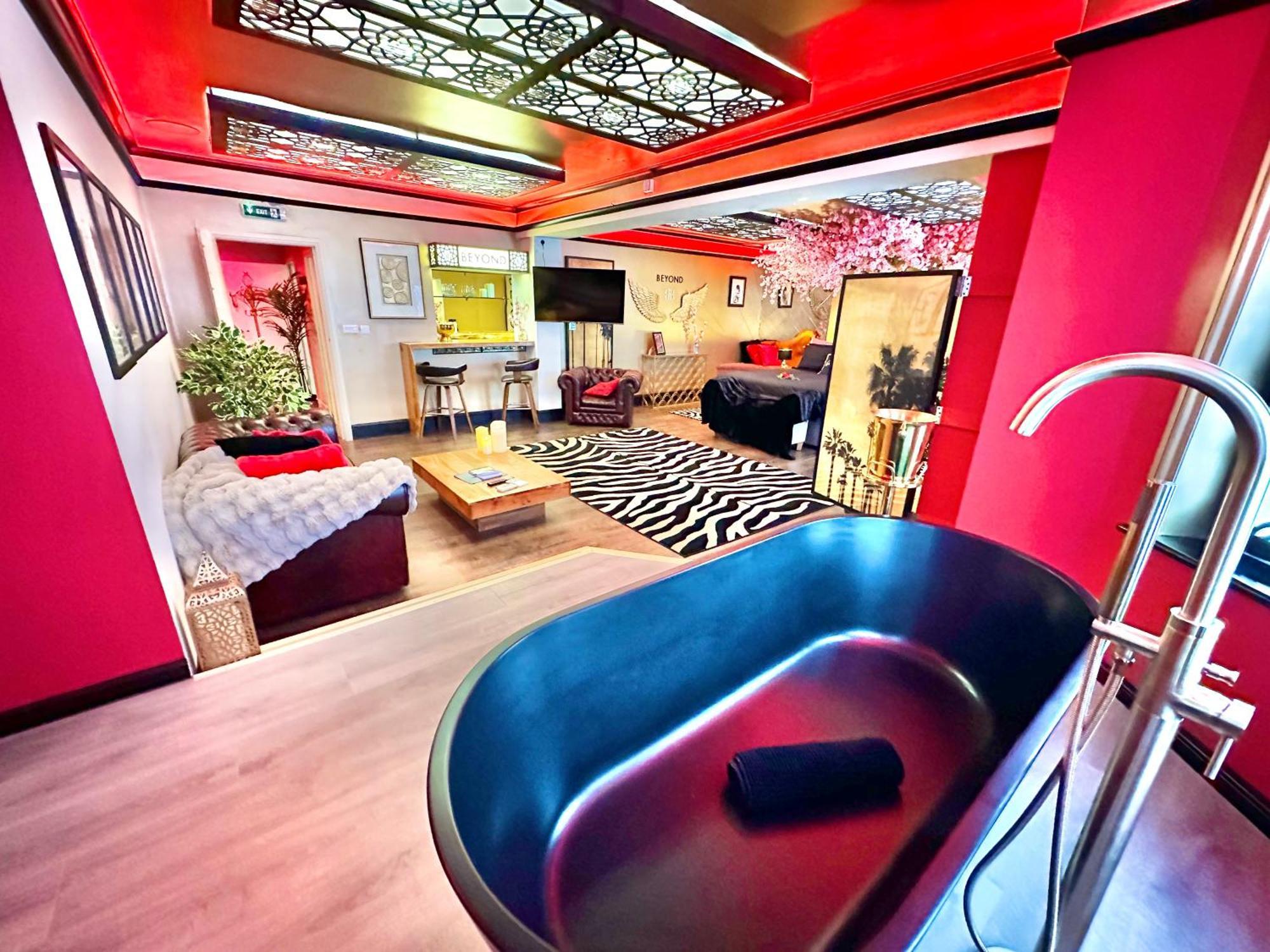 Beyond - Romantic Basement Apartment - Close To Beach - With Parking Μπόρνμουθ Εξωτερικό φωτογραφία