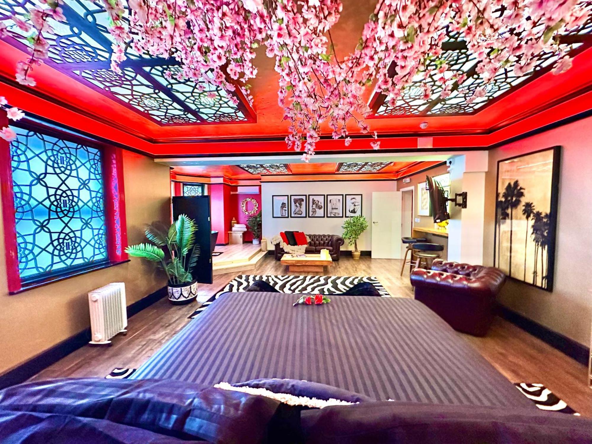 Beyond - Romantic Basement Apartment - Close To Beach - With Parking Μπόρνμουθ Εξωτερικό φωτογραφία