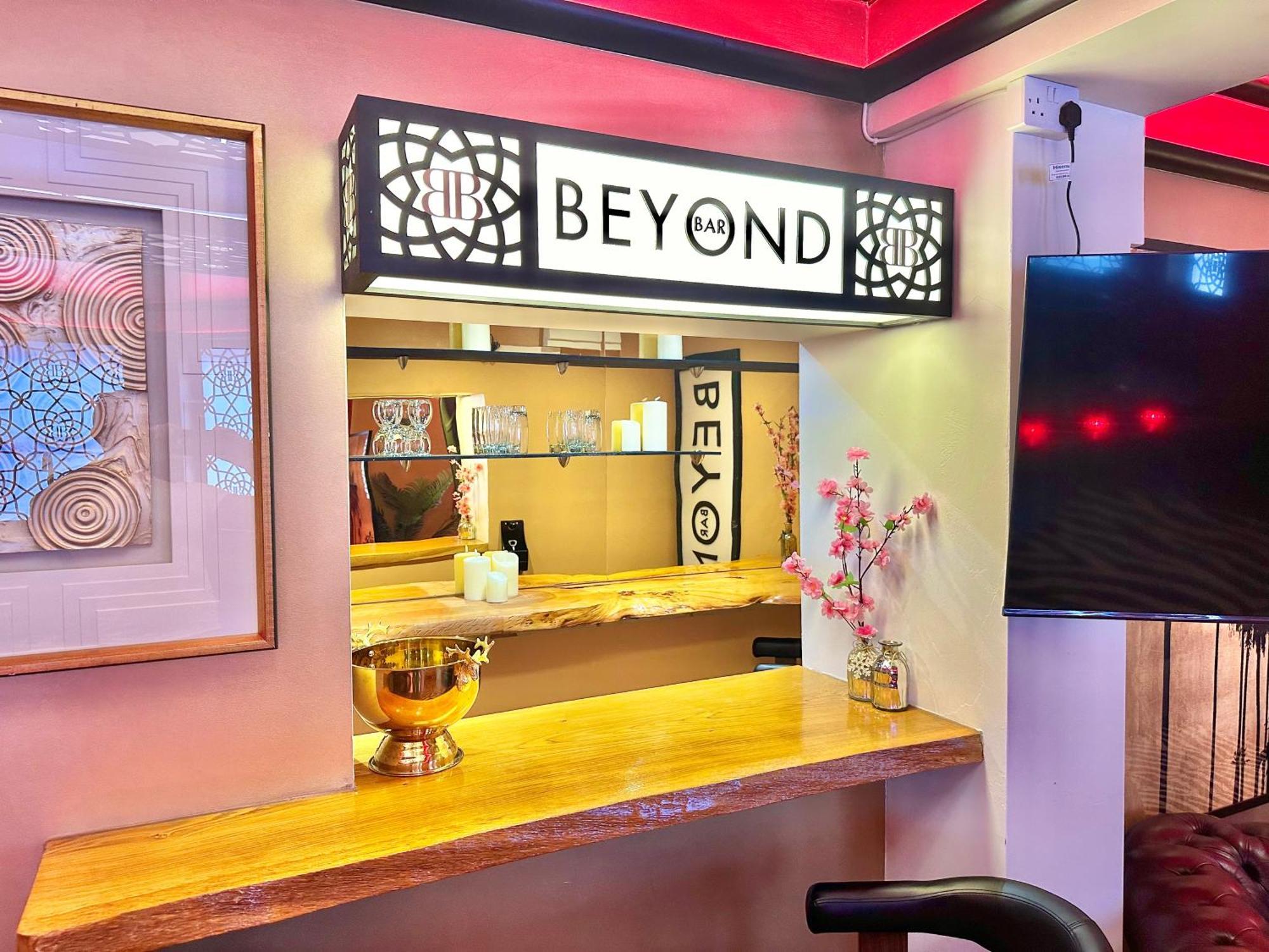 Beyond - Romantic Basement Apartment - Close To Beach - With Parking Μπόρνμουθ Εξωτερικό φωτογραφία